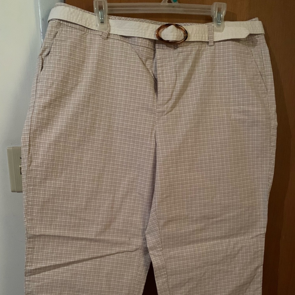 Dockers Woman tan and white checked capris 20W